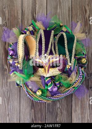 Mardi gras corona su vecchia porta di legno con maschera mardi gras. Foto Stock