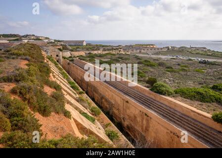 Minorca, Spagna - Ocober 13, 2019: Mura difensive di Fortaleza de la Mola, le più grandi fortezze europee costruite nel 19th secolo a Minorca. Balea Foto Stock