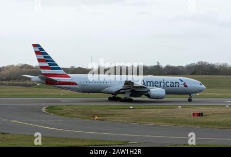 American Airlines Boeing 777-223 pronta per il decollo all'aeroporto di Birmingham, Regno Unito (N775AN) Foto Stock