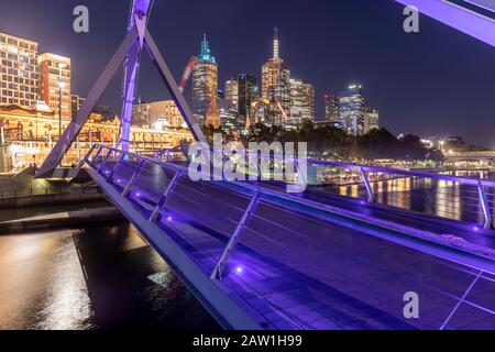 Il centro citta' di Melbourne di notte con il ponte pedonale evan Walker e la scena urbana di melbourne, Victoria, Australia Foto Stock