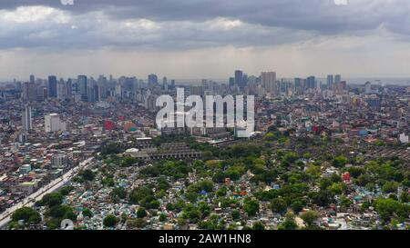 Manila North Cemetery e Makati City è uno dei quartieri commerciali più sviluppati di Metro Manila e di tutte le Filippine. Concetto di vacanza di viaggio Foto Stock