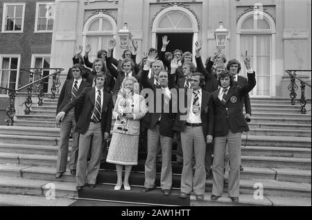 La regina Juliana riceve la squadra olandese la regina Juliana riceve la squadra olandese, i giocatori, l'allenatore e la regina sul palco Data: 8 luglio 1974 Parole Chiave: Piattaforme, squadre, regine, ricevimenti, sport, calcio Persona Nome: Juliana (regina Olanda), Juliana, regina Foto Stock