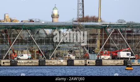 Rostock, Germania. 04th Feb, 2020. Il nuovo complesso del terminal nel porto crocieristico di Warnemünde è in fase di costruzione. La costruzione del progetto, che costava più di 15 milioni di euro, è iniziata ufficialmente il 21.11.2019. All'inizio della nuova stagione delle navi da crociera nella primavera del 2020, il complesso lungo 186 metri sarà aperto e sarà inoltre commissionata una centrale elettrica a terra. Credito: Bernd Wüstneck/dpa-Zentralbild/ZB/dpa/Alamy Live News Foto Stock