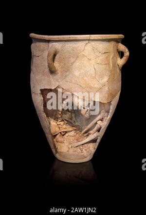 I pithos minoici di sepoltura in argilla con scheletro in feto, periodo Neopalaziale 1700-1450 a.C.; Museo Archeologico di Heraklion, sfondo nero del corpo Foto Stock