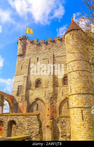 Gand, Belgio - 12 aprile 2016: Muro di Gravensteen o Castello dei conti, cielo blu nuvoloso Foto Stock