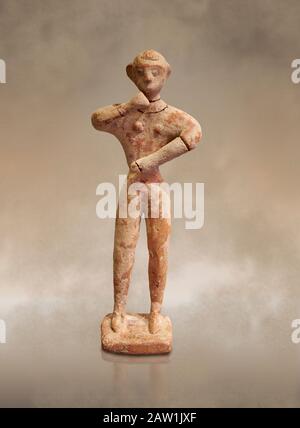 Figurina maschile in argilla minoica nell'atteggiamento di culto, Chamezi 1900-1700 a.C.; Museo Archeologico di Heraklion. Foto Stock