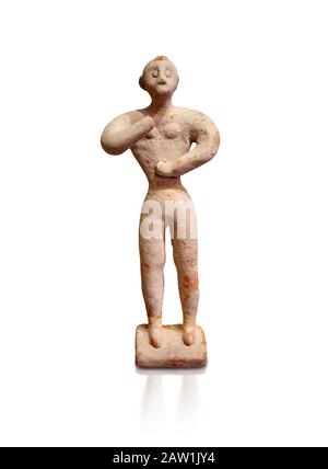 Figurina maschile in argilla minoica nell'atteggiamento di culto, Chamezi 1900-1700 a.C.; Museo Archeologico di Heraklion, sfondo bianco. Foto Stock