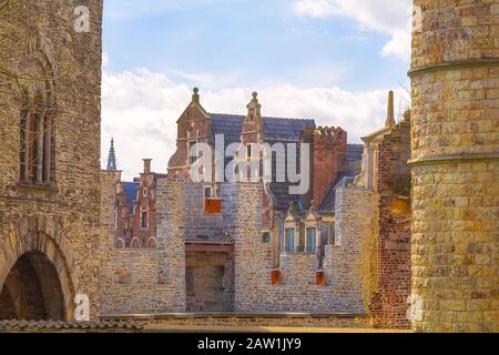 Gand, Belgio, muro di Gravensteen o Castello dei conti, torri città vista aerea Foto Stock