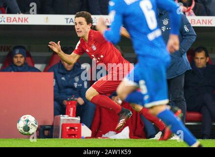 Monaco, Germania. 05th Feb, 2020. Calcio Monaco-Hoffenheim, Monaco Di Baviera, 5 Febbraio 2020. Alvaro ODRIOZOLA, FCB 2 con palla FC BAYERN MONACO - TSG 1899 HOFFENHEIM 4-3 - LE NORME DFB VIETANO L'USO DI FOTOGRAFIE come SEQUENZE DI IMMAGINI e/o QUASI-VIDEO - DFB-Pokal, Coppa di calcio tedesca, meglio di otto, Monaco, 05 febbraio 2020. Stagione 2019/2020, Credito: Peter Schatz/Alamy Live News Foto Stock