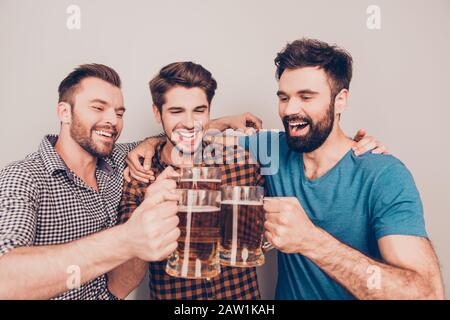 grazie! bei uomini felici celebrano la vittoria e il bicchiere di birra Foto Stock