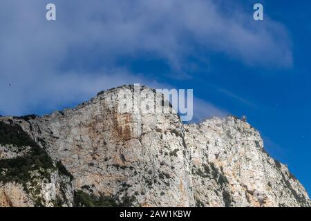 Vista della cima della roccia di Gibilterra dal basso Foto Stock