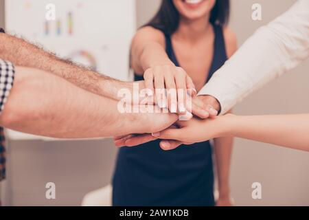 Primo piano del team aziendale che si mette le mani l'una sopra l'altra Foto Stock