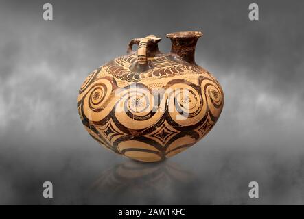 Vaso a staffa decorato in stile minoico con design swirl, Zakros Palace 1500-1400 a.C.; Museo Archeologico di Heraklion, sfondo grigio. Foto Stock