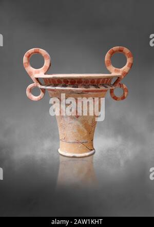 Vaso rituale di argilla minoica con otto manici, Isopata 1450-1300 a.C., Museo Archeologico di Heraklion, sfondo grigio Foto Stock