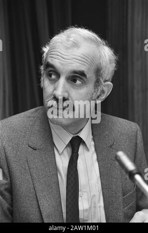 Riunione pubblica di NOS (Fondazione olandese per la radiodiffusione a Hilversum, sig. ECN Jurgens (presidente NOS). Data: 14 Novembre 1980 Luogo: Hilversum Parole Chiave: Riunioni, Presidenti Istituto Nome Nos Foto Stock