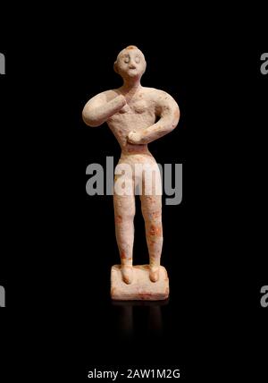 Figurina maschile in argilla minoica nell'atteggiamento di culto, Chamezi 1900-1700 a.C.; Museo Archeologico di Heraklion, sfondo nero. Foto Stock