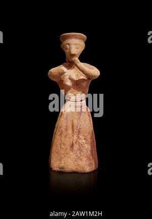 Figurina minoica femminile in argilla nell'atteggiamento di culto, Chamezi 1900-1700 a.C.; Museo Archeologico di Heraklion, sfondo nero. Foto Stock
