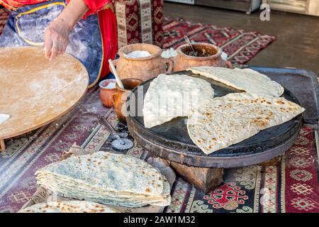 Donna che fa Azerbaigian Qutab con i verdi. Tradizione Foto Stock