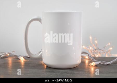 Tazza Da 15 Oz Con Luci Bianche Incandescenti Foto Stock