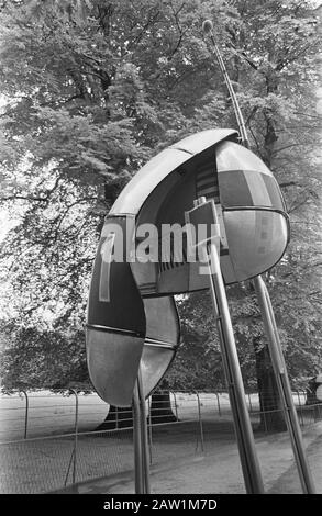 Mostra di scultura di apertura a Sonsbeek, foto dello scultore giapponese-americano Shinkichi Tasiri Data: 26 maggio 1966 posizione: Arnhem Parole Chiave: Immagini, scultura, mostre, mostre d'arte Nome persona: Tajiri, Shinkichi Foto Stock