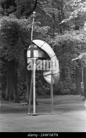 Mostra di scultura di apertura a Sonsbeek, foto dello scultore giapponese-americano Shinkichi Tajiri Data: 26 maggio 1966 posizione: Arnhem Parole Chiave: Immagini, scultura, mostre, mostre d'arte Nome persona: Tajiri, Shinkichi Foto Stock