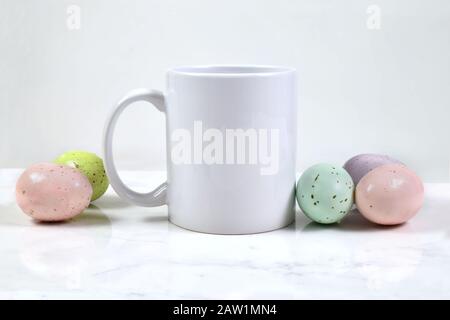 11 once White Coffee Mug Mockup Con Variopinte Uova Di Pasqua Foto Stock