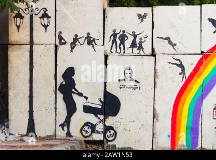 Egitto, Cairo, graffiti della rivoluzione egiziana: Trompe-l'oeil, una madre sembra scendere dal marciapiede con la sua cricella. Foto Stock