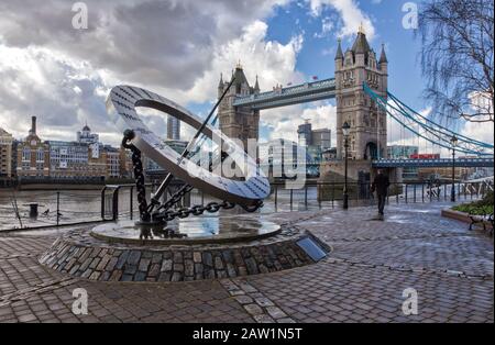 Londra, Inghilterra - 29 marzo 2016: Orologio solare, di Wendy Taylor, al molo di St Katharine e Tower Bridge sul Tamigi a Londra, Regno Unito Foto Stock