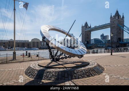 Londra, Inghilterra - 01 agosto 2018: Orologio solare, di Wendy Taylor, al molo di St Katharine e Tower Bridge sul Tamigi a Londra, Regno Unito, in una giornata luminosa e soleggiata Foto Stock