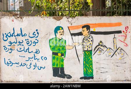 Egitto, Cairo, graffiti della rivoluzione egiziana. L'esercito ed il popolo egiziano insieme? Foto Stock