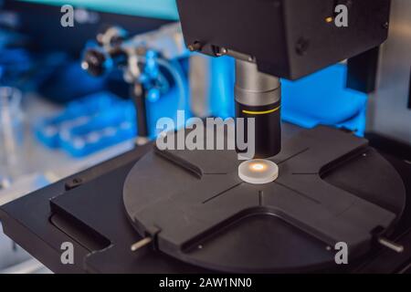 Microscopio Da Laboratorio. Contesto di ricerca scientifica e sanitaria coronavirus Foto Stock