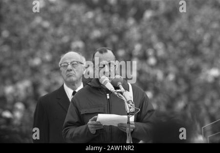 Apertura Olimpiadi invernali a Grenoble, Michallon (presidente organizzatore commit) dietro di lui Brundage Data: 6 febbraio 1968 Località: Grenoble Nome Persona: Brundage Foto Stock