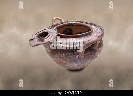 Lusso minoico 'teapot' con beccuccio elaborato dal Palazzo Phaistos 1800-1600 a.C.; Museo Archeologico di Heraklion. Questo stile di ceramica è chiamato afetr Foto Stock