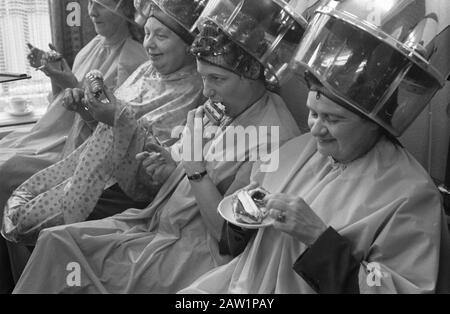 Apertura della prima scuola kappersdagschool alla Principessa Marieke Street all'Aia Data: 29 febbraio 1960 Località: L'Aia, Sud Olanda Parole Chiave: Aperture, kappersdagscholen Foto Stock