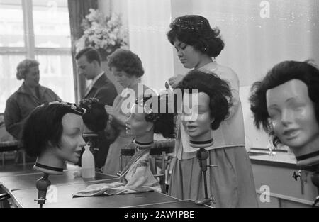 Apertura della prima scuola kappersdagschool alla Principessa Marieke Street all'Aia, alcuni studenti praticanti Data: 29 febbraio 1960 Località: L'Aia, Sud Olanda Parole Chiave: Alunni, Aperture, kappersdagscholen, esercizio Foto Stock