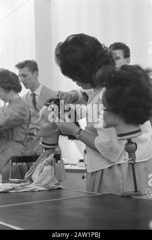 Apertura della prima scuola kappersdagschool alla Principessa Marieke Street all'Aia Data: 29 febbraio 1960 Località: L'Aia, Sud Olanda Parole Chiave: Aperture, kappersdagscholen Foto Stock