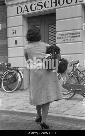 Apertura della prima scuola kappersdagschool alla Principessa Marieke Street all'Aia Data: 29 febbraio 1960 Località: L'Aia, Sud Olanda Parole Chiave: Aperture, kappersdagscholen Foto Stock