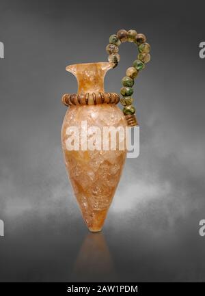 Minoan piccolo cristallo di roccia di lusso ritone con un manico di granate e avorio guilito, Zakros Centural Sanctuary Complex 1500-1400 a.C.; Heraklion A. Foto Stock