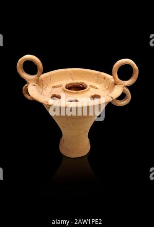 Vaso in argilla minoica con manici eighy, Zakros Palace 1500-1450 a.C.; Museo Archeologico di Heraklion, sfondo nero. Foto Stock