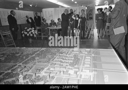 Centro informazioni di apertura Bijlmermeer Sindaco Samkalden. Insieme a Mildred e Alfred Meerhof, due figli dei primi coloni in questo nuovo quartiere, tirò una corda che un modello divenne visibile Data: 28 ottobre 1968 Località: Amsterdam, Noord-Holland Parole Chiave: Sindaci, bambini, aperture, centri di informazione Nome Persona: Meerhof, Alfred, Meerhof, Mildred, Samkalden, Ivo Foto Stock