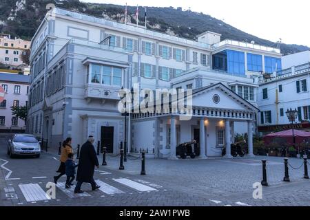 Gibilterra, Regno Unito - 2 febbraio 2020: Passeggiata a piedi in famiglia al mattino sulla piazza di fronte alla residenza dei governatori nella strada principale di Gibilterra Foto Stock