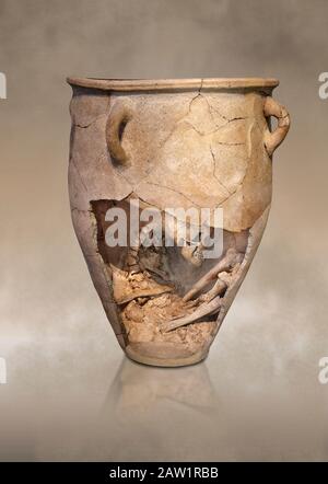 I pithos minoici di sepoltura in argilla con scheletro in feto, periodo Neopalaziale 1700-1450 a.C.; Museo Archeologico di Heraklion. Il corpo è stato posto in una f Foto Stock