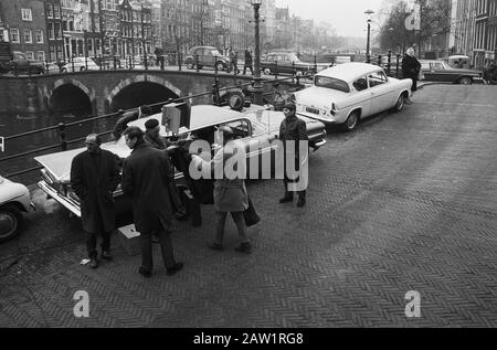 Riprese ad Amsterdam per il film Il mondo vuole essere ingannato (le Plus belles escroqueries du monde segmento la Riviere de Diamants, diretto da Claude Chabrol) Data: 21 Marzo 1963 posizione: Amsterdam, Noord-Holland Parole Chiave: Film, film Foto Stock