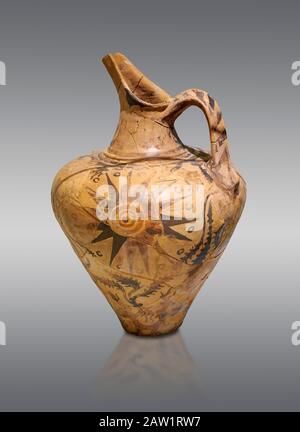 Caraffa Minoan decorata con design solare, Palazzo Phaistos 1500-1450 a.C.; Museo Archeologico di Heraklion, sfondo grigio. Foto Stock