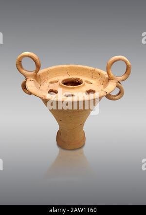 Vaso in argilla minoica con manici eighy, Zakros Palace 1500-1450 a.C.; Museo Archeologico di Heraklion, sfondo grigio. Foto Stock