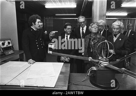 Queen Juliana apre il nuovo edificio Maritime Academy ad Amsterdam; tour Data: 6 Aprile 1978 Località: Amsterdam, Noord-Holland Parole Chiave: Edifici, regine, aperture, tour, scuole Persona Nome: Maritime Academy, Juliana (queen Olanda) Foto Stock