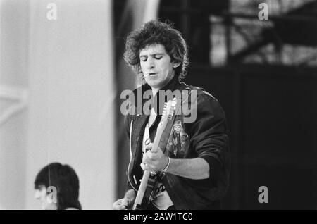 Concerto Di Rolling Stones Al Feyenoord Stadium, Rotterdam; Keith Richard Data: 2 Giugno 1982 Luogo: Rotterdam, South Holland Parole Chiave: Rock Bands Institution Name: Rolling Stones Foto Stock