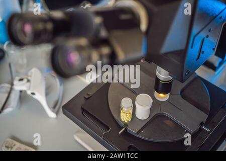 Ricerca di laboratorio scientifico sicuro di nuovi farmaci, microscopio e pillole coronavirus Foto Stock