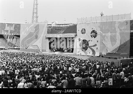 Concerto di Rolling Stones al Feyenoord Stadium, Rotterdam; elenco dei podio Data: 2 giugno 1982 luogo: Rotterdam, South Holland Parole Chiave: Rock Bands Institution Name: Rolling Stones Foto Stock