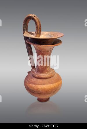 Caraffa ritonica minoica con singolo volantino, Gournia 1600-1450 a.C.; Museo Archeologico di Heraklion, sfondo grigio. Foto Stock